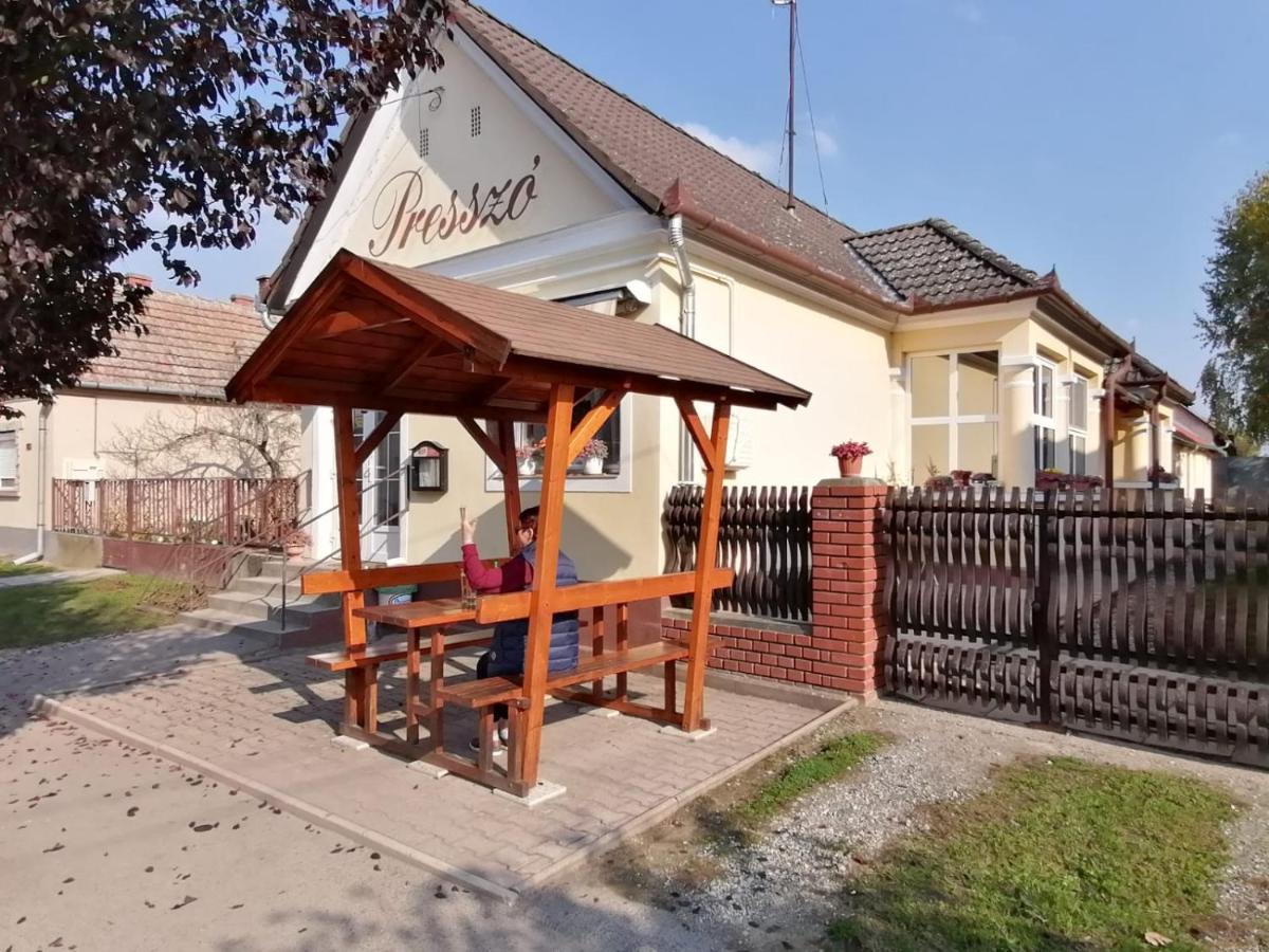 Villa 98 Petofi Utca Balatonmagyarod Exterior foto